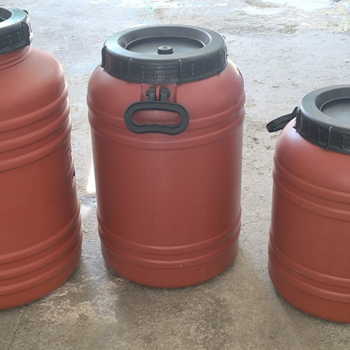 Plastic barrels set of 5, 2x60L and 3x40L, like new