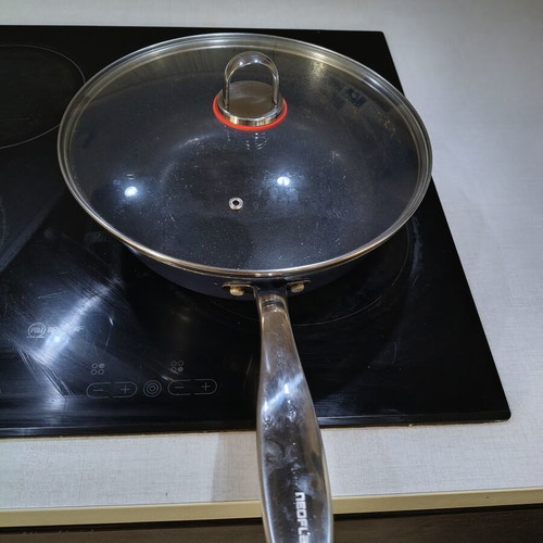 Deep baking pan with lid used, steam vent