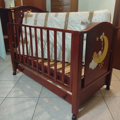 Baby crib with mattress and baby trousseau