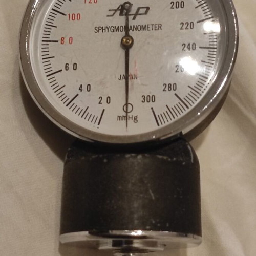 Oxygen Flow Regulator with Sphygmomanometer used, humidifier bottle