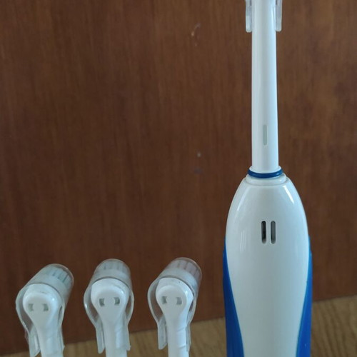 Electric toothbrush with 3 extra heads new