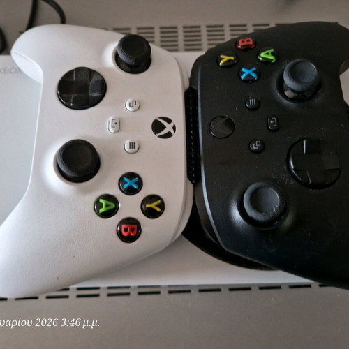 Xbox Series 500Gb like new with 2 controllers white and black