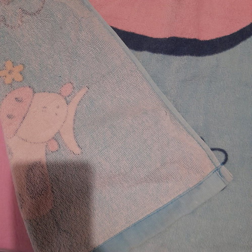 Beach towels like new, 2 large with vibrant colors