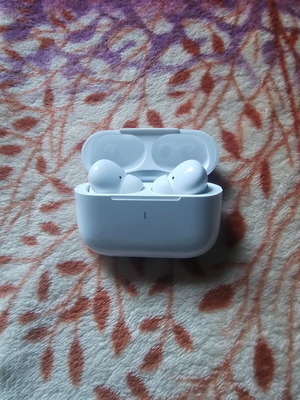 Ασύρματα ακουστικά λευκού χρώματος με θήκη και καλώδιο φόρτισης καινούργια