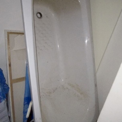 Ideal Standard acrylic bathtub, unused, small corner chip