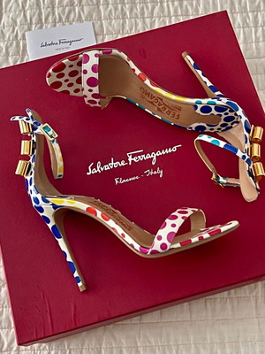 Salvatore Ferragamo Angie πολύχρωμα πουά πέδιλα από λουστρίνι καινούργια