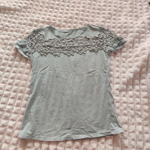 Gray blouse with embossed flowers and pearls like new, size S