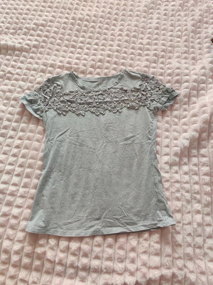 Gray blouse with embossed flowers and pearls like new, size S