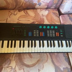 Harmonium used with batteries without cable