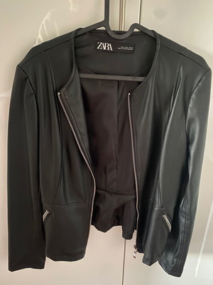 Biker τζάκετ Zara σαν καινούργιο, μαύρο, απομίμηση δέρματος με φερμουάρ