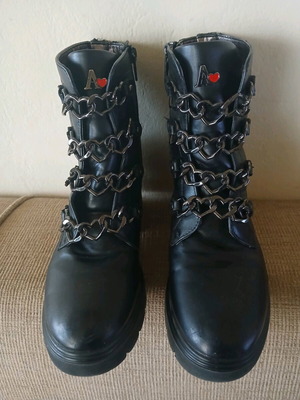 Asso black kids boots size 33 used with heart chain details