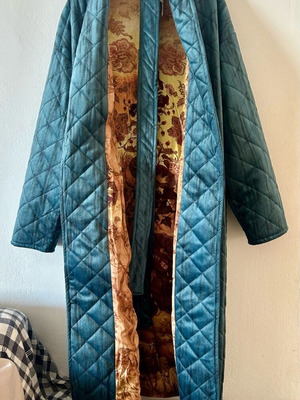 Nidodileda quilted thin reversible coat new size small with belt multicolor