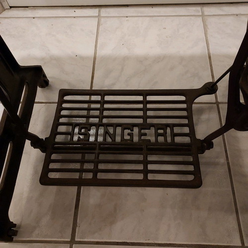 Singer sewing machine used in excellent condition