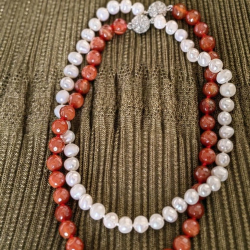 Necklace new with pearls and red agate tache