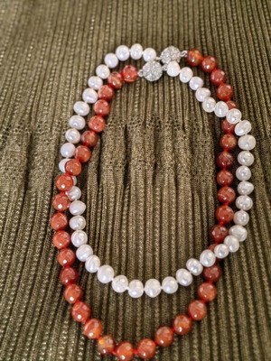 Necklace new with pearls and red agate tache