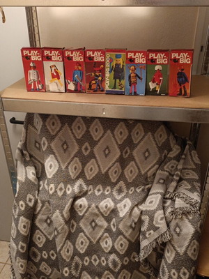 Play Big figures set of 8, like new, 10 cm