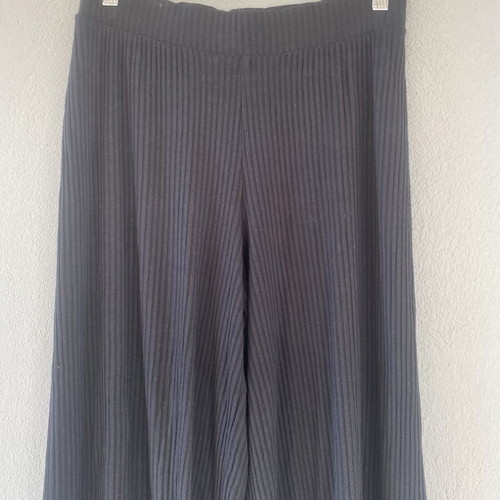 Stradivarius ribbed black cropped pants like new, medium size