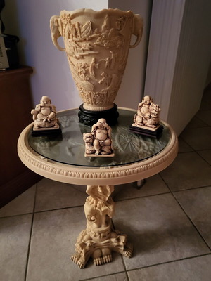 Coffee table set with vase and decorations like new