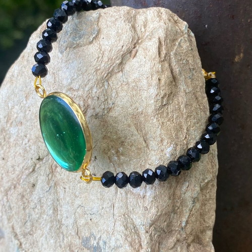 Handmade bracelet with black crystal and castoni motif