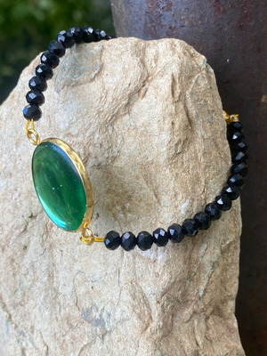 Handmade bracelet with black crystal and castoni motif