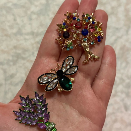 Set of 3 pins like new, multicolored