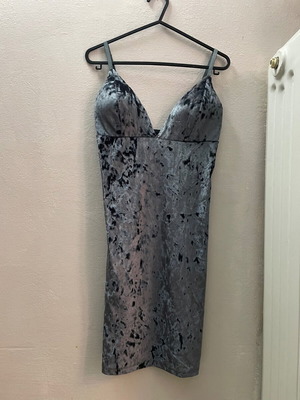 Γκρι mini βελουτέ φόρεμα με τιράντες, νούμερο S, σαν καινούργιο