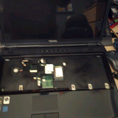 TOSHIBA Satellite L 355D 17" μεταχειρισμένο για ανταλλακτικά χωρίς πληκτρολόγιο δίσκο μνήμη φορτιστή