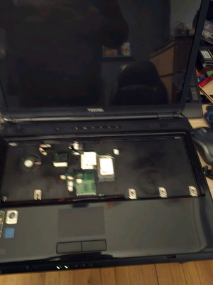 TOSHIBA Satellite L 355D 17" μεταχειρισμένο για ανταλλακτικά χωρίς πληκτρολόγιο δίσκο μνήμη φορτιστή