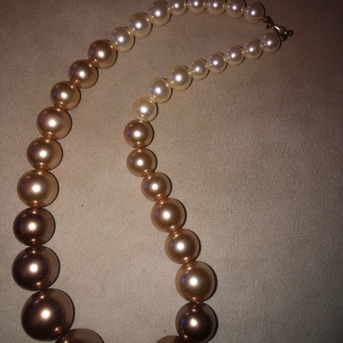 Pearl necklace used in earthy tones with three sizes