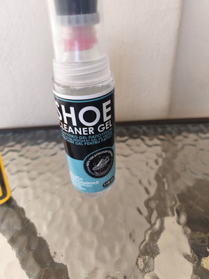 Shoe cleaner gel