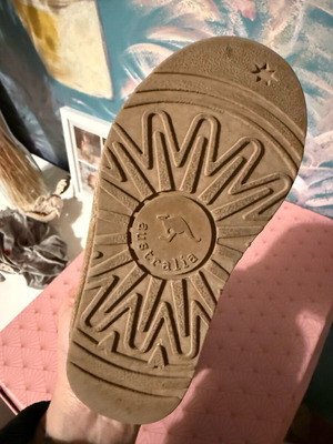 Ugg Original Australia like new, worn 2-3 times, genuine