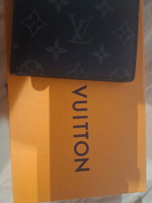 Luis Vuitton wallet new, full set with purchase invoice