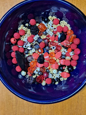 Beads set like new, 171 grams acrylic, rubber, metal, pearls, crystals, letters