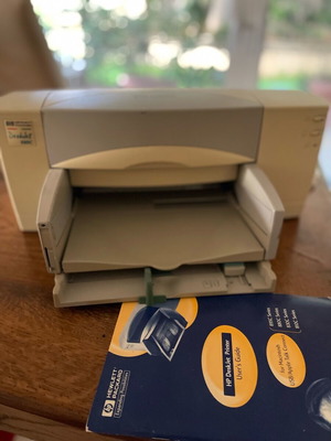 Принтер Deskjet 880C използван с кабели и ръководство