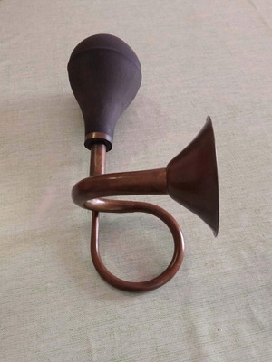 Vintage χάλκινη κόρνα με ελαστικό φυσητήρα