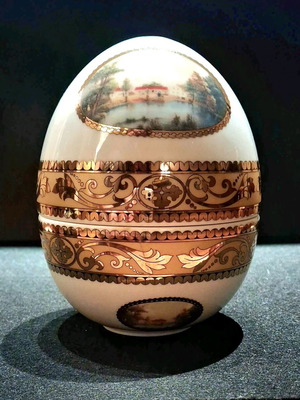 Limoges 24K decorative egg like new with gold details