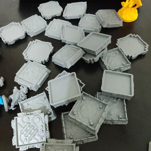 Project Elite Alien Pack expansion pack used with 39 miniatures and tokens