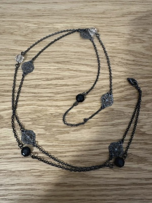 Accessorize necklace like new with black and clear stones