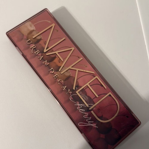 Eyeshadow palette like new, almost intact
