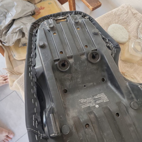 F650GS motorcycle seat 2005, single-cylinder, silver stitching