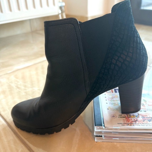 Caprice women's leather ankle boots black size 40 like new
