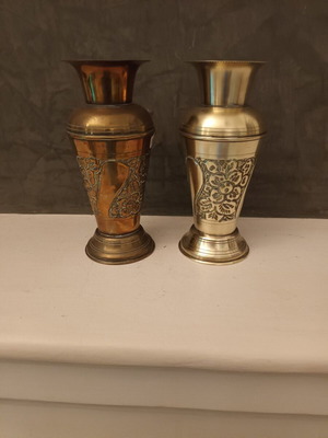 Vintage ζεύγος ορειχάλκινων ανθοδοχείων με ανάγλυφη διακόσμηση σαν καινούργιο