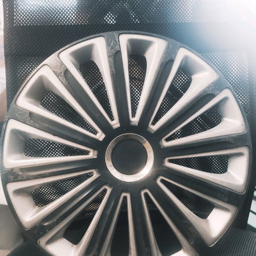 Car hubcap 15 inches used with scratches and cracks