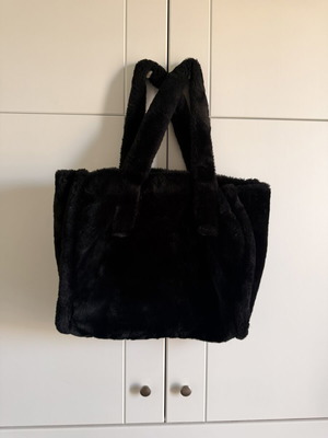 Esiot black fur shoulder bag like new