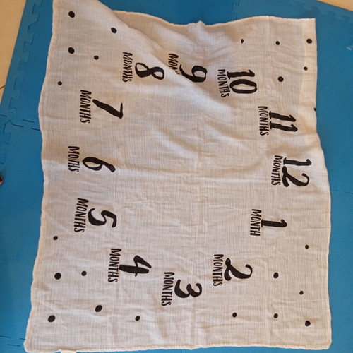 Watch Me Grow Pearhead Baby Photography Blanket like new, 120x120 muslin