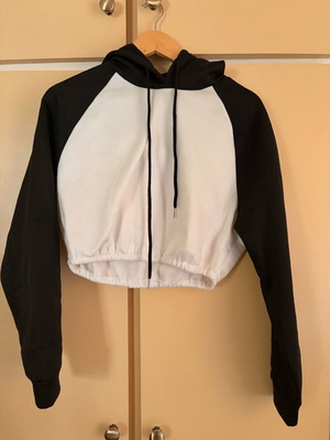 Crop sweatshirt like new, size M, black and white, fleece lined