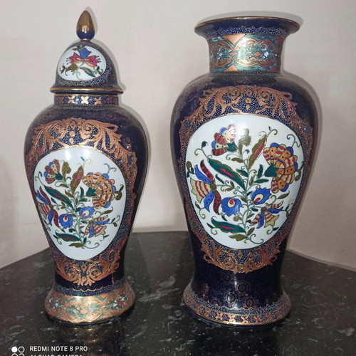 Fine Porcelain vases in excellent condition, set of 2, 36 and 37 cm tall