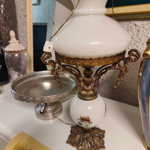 Table lamp like new, classic vintage white with gold details