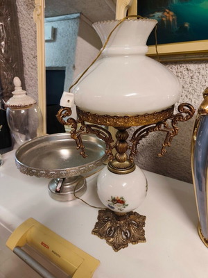 Table lamp like new, classic vintage white with gold details