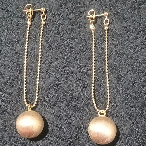 Dangling earrings with unique clasp, 7cm, matte gold ball, new